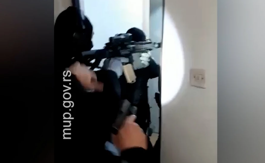 PANIKA U BEOGRADU Uhapšen muškarac zbog fotografije sa puškom i zastavom islamske države (VIDEO)