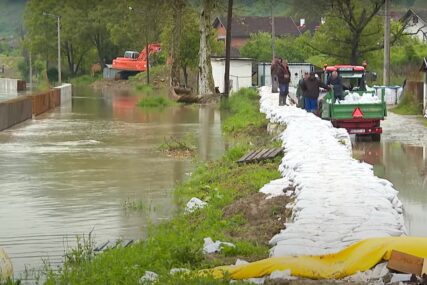 NAJVEĆI TALAS TEK SLIJEDI Kupa i Korana u Karlovcu prešle 800 cm, Una poplavila kuće Hrvatske Kostajnice (FOTO)
