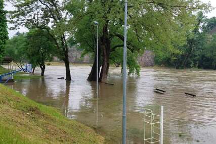 Obilna kiša pravi probleme u Banjaluci: Vrbas poplavio šetalište i terene ispod dvorane "Obilićevo" (FOTO)