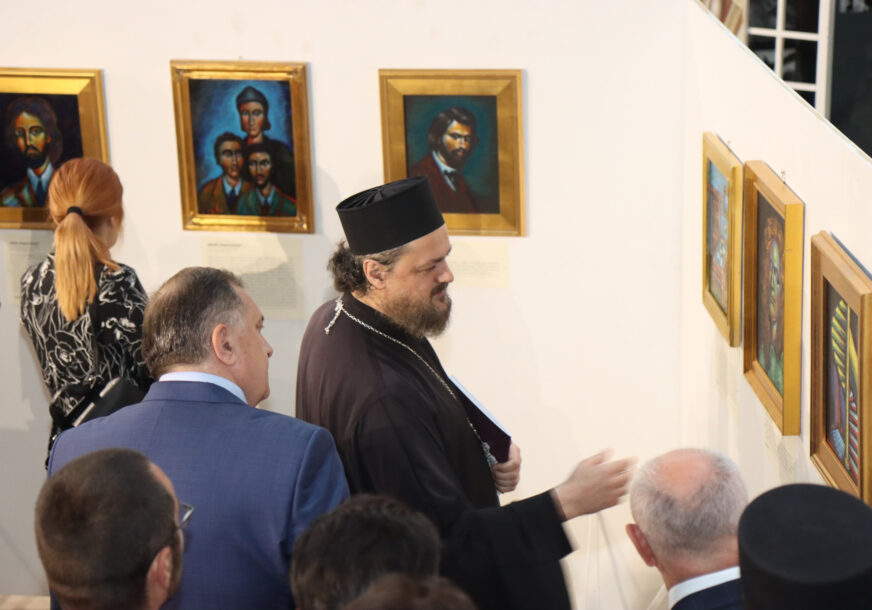 Milorad Dodik i vladika Maksim gledaju slike
