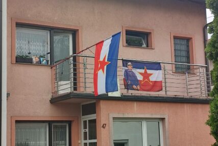 Godišnjica smrti Josipa Broza: Jugoslovenska zastava i Titov portret na balkonu u Banjaluci (FOTO)