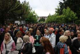 NASTAVAK PROTESTA Srbi se i danas okupili ispred opština u Leposaviću i Zvečanu