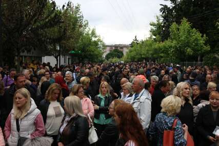 NASTAVAK PROTESTA Srbi se i danas okupili ispred opština u Leposaviću i Zvečanu