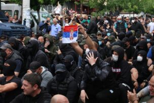 Snage KFOR-a rasterale demonstrante okupljene oko opštinske zgrade u Zvečanu