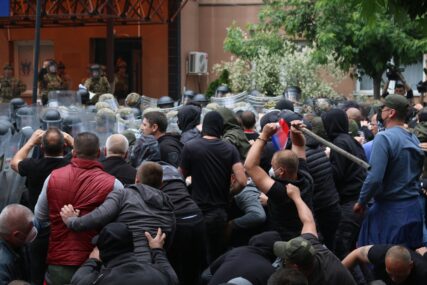 Snage KFOR-a rastjerale demonstrante okupljene oko opštinske zgrade u Zvečanu
