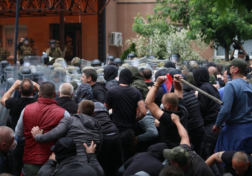 Snage KFOR-a rastjerale demonstrante okupljene oko opštinske zgrade u Zvečanu