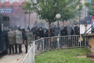 Snage KFOR-a rasterale demonstrante okupljene oko opštinske zgrade u Zvečanu