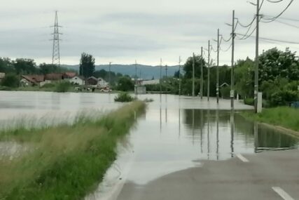 Posljedice poplave: Pogledajte kako izgleda put od Kozarske Dubice do Kostajnice (FOTO)
