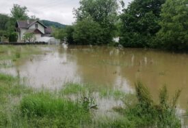 Voda izazvala haos u Tesliću: Porodica sa bebom evakuisana, oko 40 domaćinstava poplavljeno