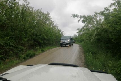 I dalje postoji opasnost od odrona i klizišta: Normalizovan saobraćaj na putu Kostajnica-Kozarkska Dubica