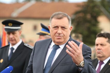 "Patriotska, odbrambena i antifašistička" Dodik poručuje da je vojska branila slobodu srpskog naroda (FOTO)