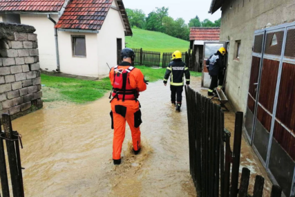 PADAVINE NAPRAVILE HAOS Vanredna situacija u Užicu, policija evakuisala 7 osoba, među njima djeca (FOTO)