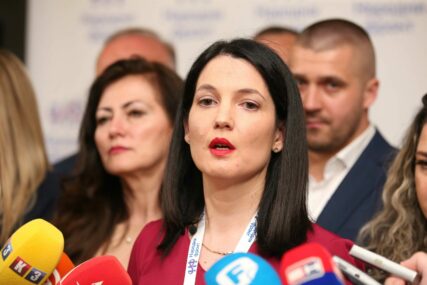 "Imamo ljude spremne da budu na prvoj liniji odbrane" Trivićeva otvorila stranačke kancelarije u Gradiški (FOTO)