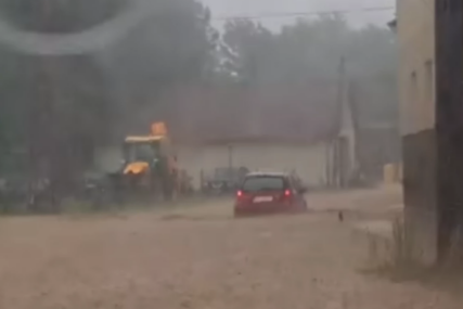 VELIKO NEVRIJEME Cijela ulica pod vodom, bujica nosi automobile, a kiša i dalje pljušti (VIDEO)