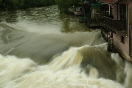 Nestvarna moć Vrbasa: Rijeka ostavlja bez daha, dok kuća kao da visi iznad vrtloga (FOTO)