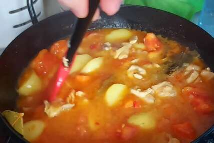 Laka i brza priprema: Džumbus paprikaš - vitaminski ručak koji će vas oduševiti (VIDEO)