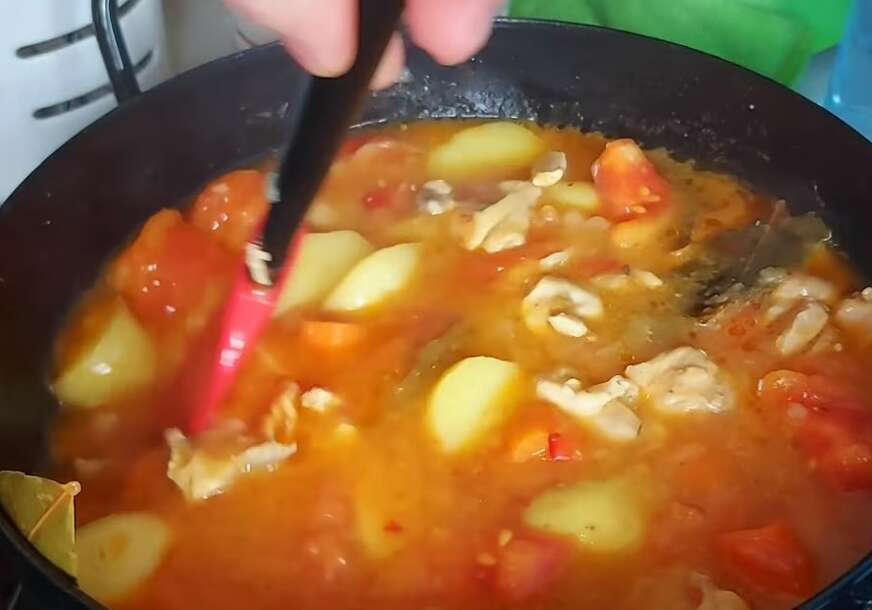 Laka i brza priprema: Džumbus paprikaš - vitaminski ručak koji će vas oduševiti (VIDEO)