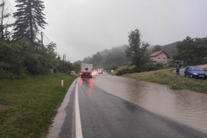 Teška noć za građane: Manje rijeke i potoci izašli iz vodotoka, poplave širom BiH (VIDEO)