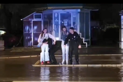 "Pravi džentlmeni" Policajci spasavali Novosađane od poplava, ljudi u nevjerici trljaju oči (VIDEO)