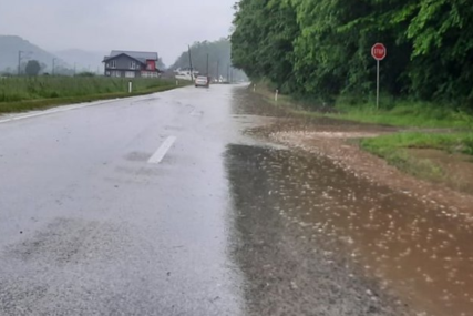 Obilne padavine stvaraju probleme: Rijeka Bliha se izlila iz korita na području Sanskog Mosta