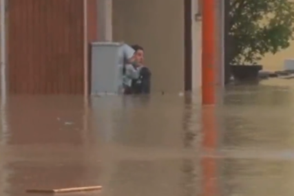 Potresan snimak iz poplavljene Italije: Majka sa djetetom u naručju pokušava da se spase (VIDEO)