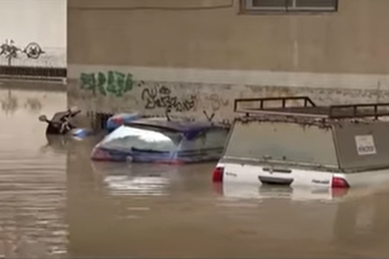 POPLAVE U ŠPANIJI Nakon dugotrajne suše, bujica nosila automobile (VIDEO)