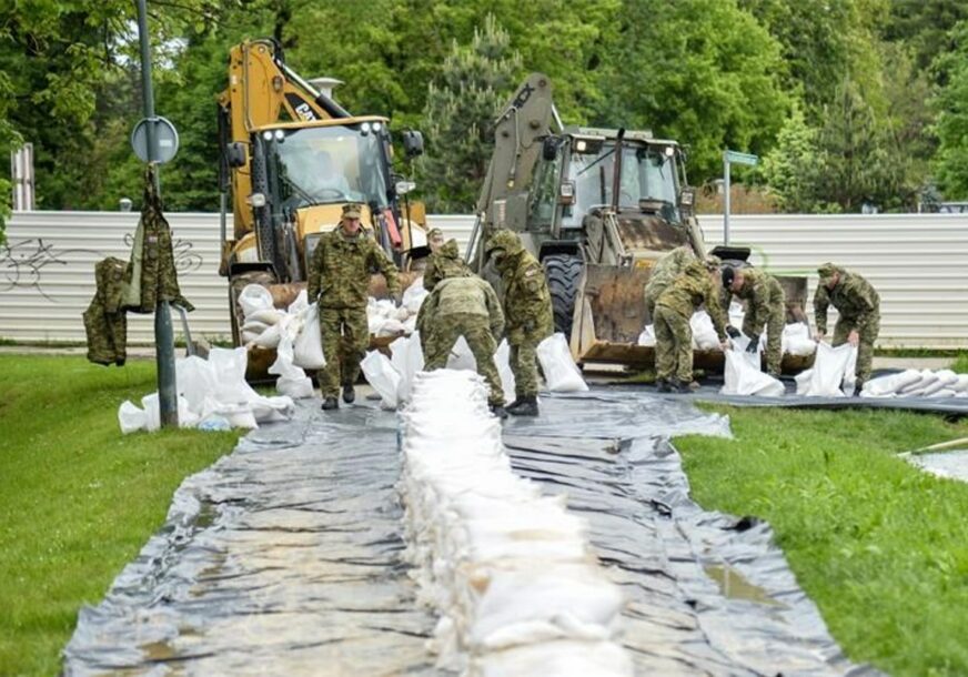 Vojska pravi nasip za odbranu od poplave