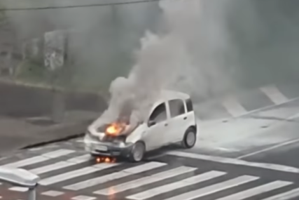 Zapalio se automobil na sred ceste