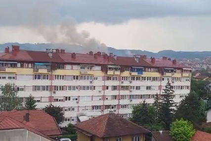 Kulja crni dim: U Banjaluci izbio POŽAR U ZGRADI, vatrogasci na terenu  (VIDEO)