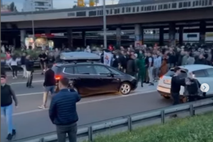 BLOKIRAN AUTO-PUT U BEOGRADU Ljudi izašli na ulice zbog dešavanja na Kosovu (VIDEO)