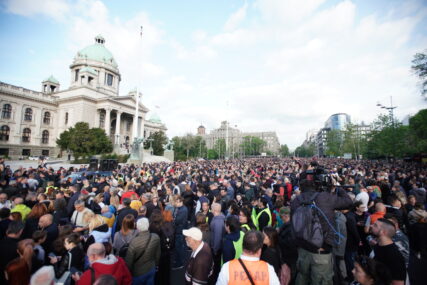 U Beogradu počeo protest opozicije: Blokiran saobraćaj ispred Skupštine Srbije