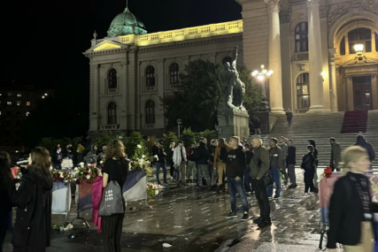 Građani stoje, ali za sada nejasni zahtjevi: Tenzije na ulazu u RTS i ispred Skupštine Srbije