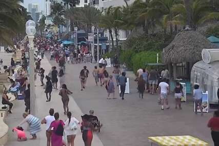 Ljudi trče nakon pucnjave na plaži