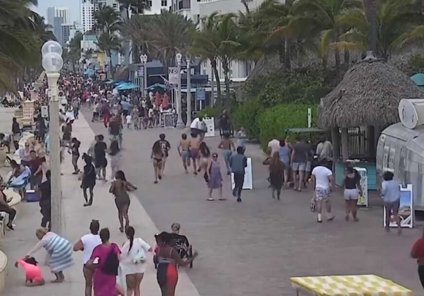 Ljudi trče nakon pucnjave na plaži