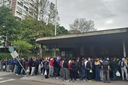 Košarkaška groznica u Beogradu: Ogromni redovi za utakmicu Partizan - Real, neki čak ponijeli i stolice (FOTO)