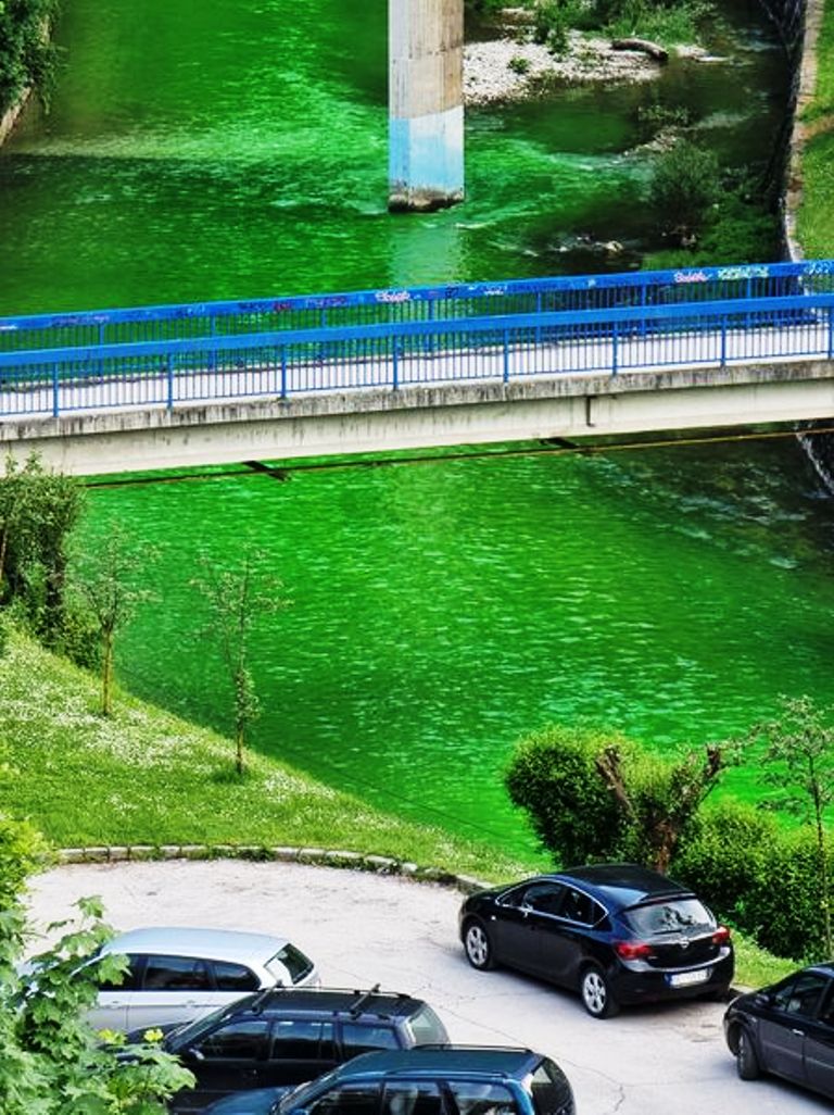 Rijeka obojena u fluoriscentno zelenu boju