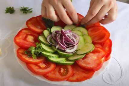 Da li su paradajz i krastavac savršen par? Popularna salata godinama izaziva brojne kontroverze
