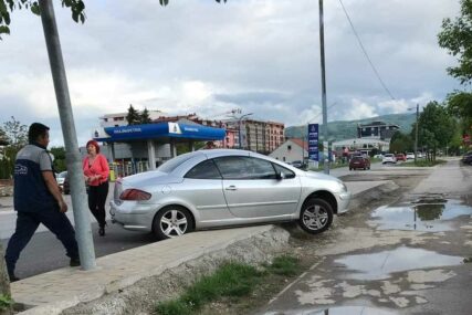 Automobil "visi" na trotoaru: Neobična saobraćajna nesreća u Banjaluci
