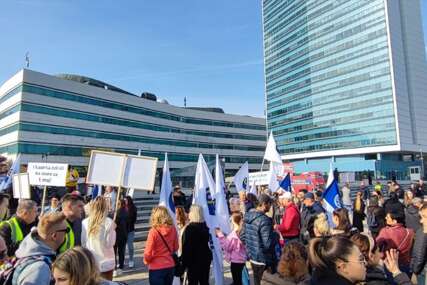 "Ili dostojanstvena plata ili red za vize" Počeli prvomajski protesti u Sarajevu (FOTO)