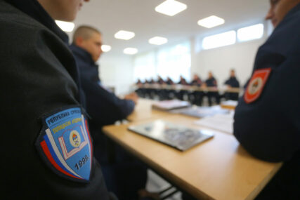 polaznici policijske akademije u učionici