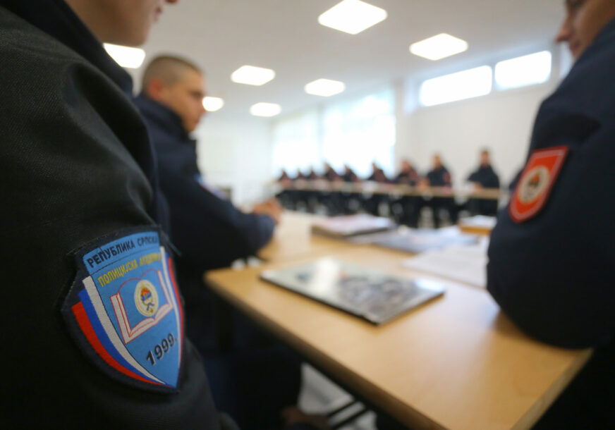polaznici policijske akademije u učionici