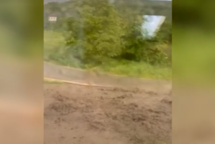IZLILA SE RIJEKA SKRAPEŽ Saobraćaj paralisan, okolne njive i livade poplavljene (VIDEO)