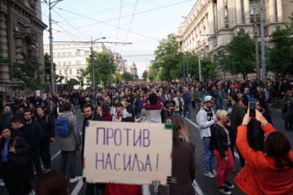 Okupljeni iznijeli više zahtjeva: Ispred Narodne skupštine u Beogradu održan protest “Srbija protiv nasilja”