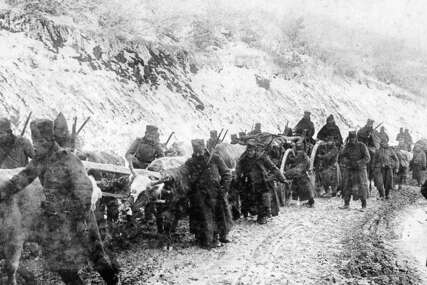 Srpska vojska prelazi preko Albanije 1915.