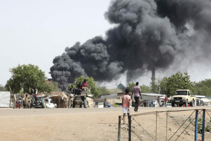 Dim iznad zapaljene pijace u Sudanu