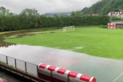 UPITAN MEČ U SUBOTU Poplavljen stadion Mlakve, voda još prodire (FOTO, VIDEO)
