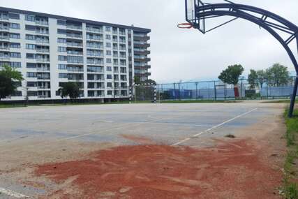 Niko ne mari za rekreativce: "Nastradali" basket tereni u parku "Mladen Stojanović" - oštećeni koševi, uništena podloga (FOTO)