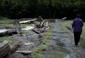 “Sve službe su angažovane, a šteta je ogromna” U toku dezinfekcija poplavljenih objekata u Tesliću