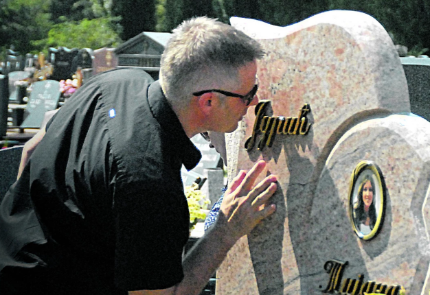Igor Jurić na grobu kćerke Tijane