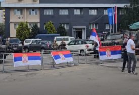 Građani zahtijevaju da Hetemi napusti opštinu: Poredali srpske trobojke na bodljikavu žicu i ograde koje je postavio Kfor u Leposaviću (VIDEO)